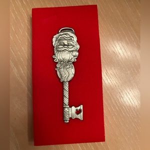 Longaberger Pewter Santa key from 2002. Item # 77382.